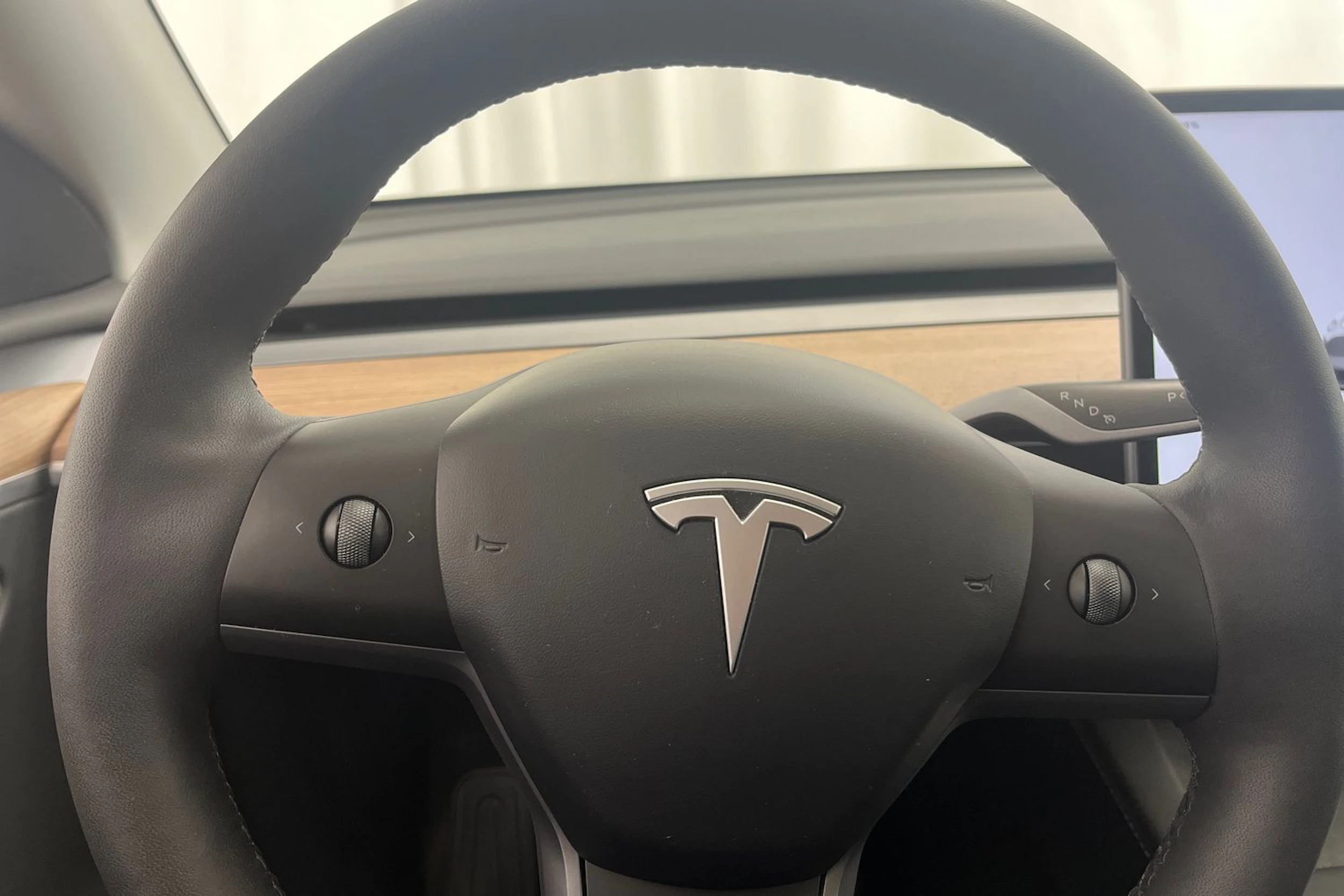 valkoinen Tesla Model Y 2023 kuva 17.