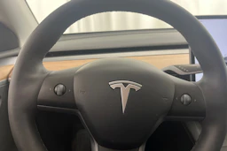 valkoinen Tesla Model Y 2023 kuva 17.