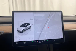 valkoinen Tesla Model Y 2023 kuva 18.