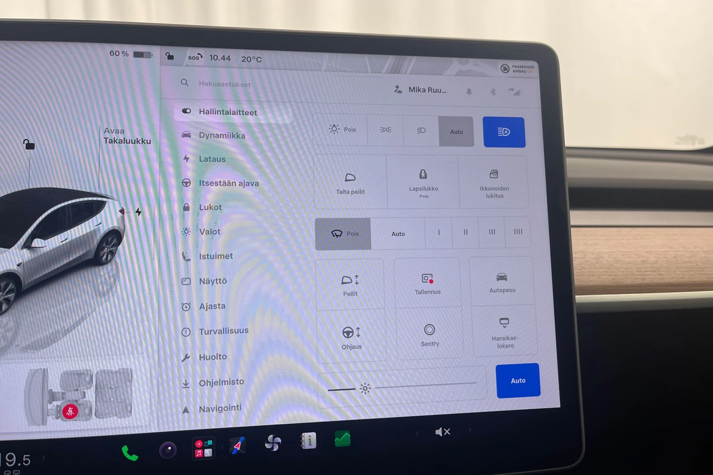 valkoinen Tesla Model Y 2023 kuva 21.