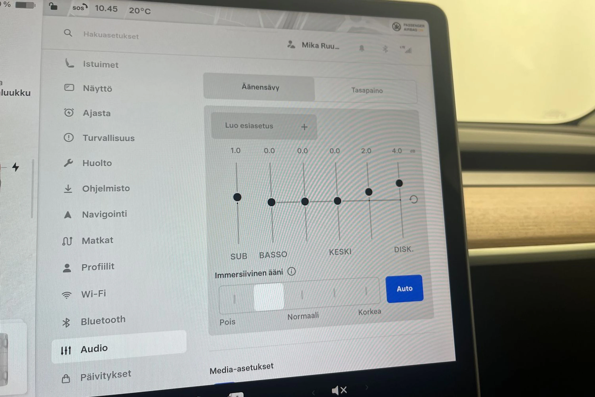 valkoinen Tesla Model Y 2023 kuva 24.