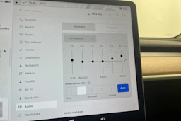 valkoinen Tesla Model Y 2023 kuva 24.