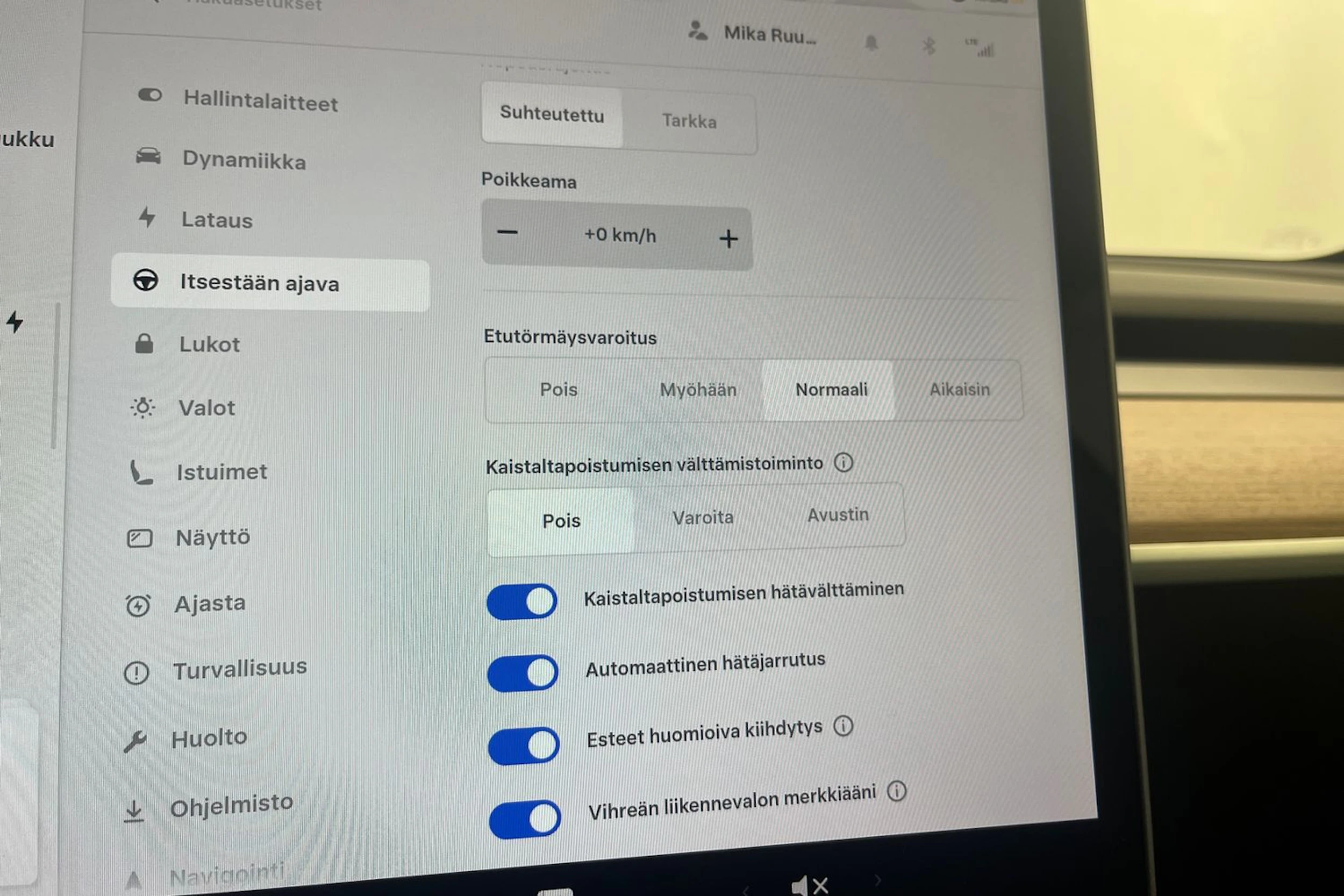 valkoinen Tesla Model Y 2023 kuva 25.
