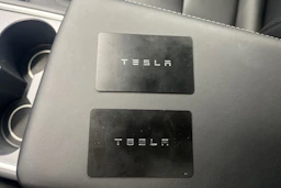 valkoinen Tesla Model Y 2023 kuva 27.
