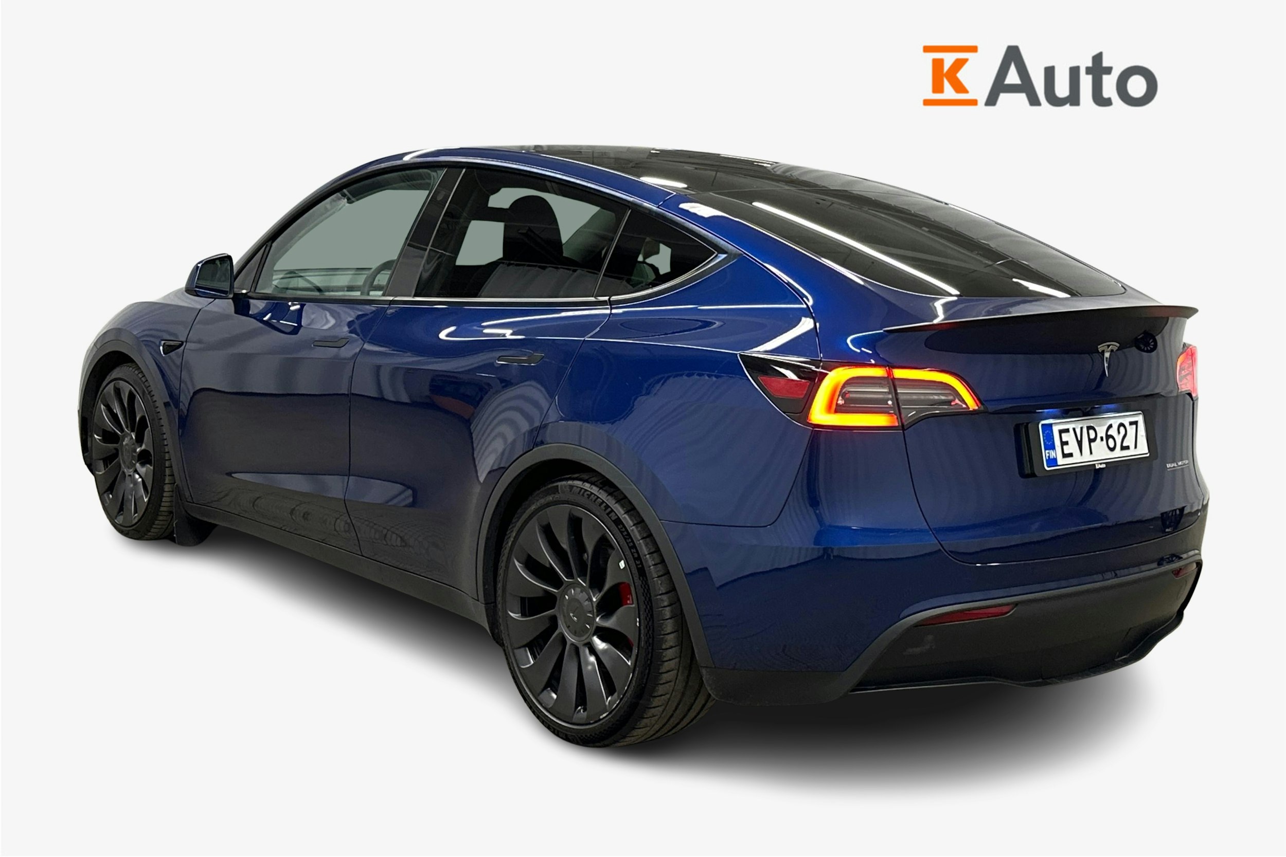 sininen Tesla Model Y 2023 kuva 2.