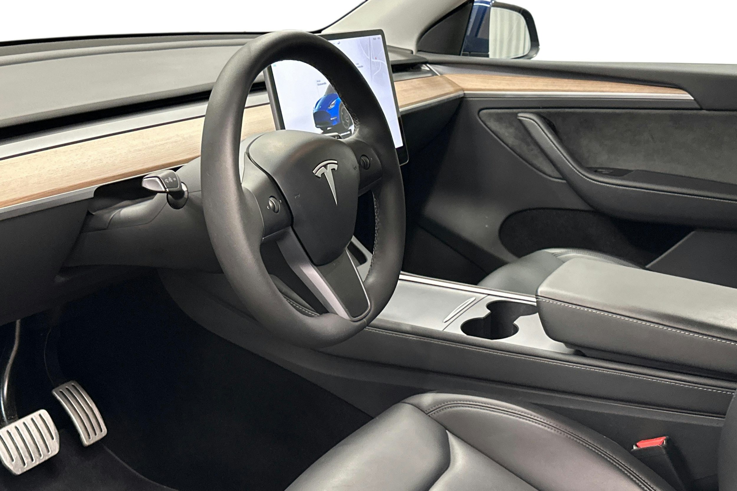 sininen Tesla Model Y 2023 kuva 7.