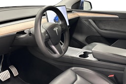 sininen Tesla Model Y 2023 kuva 7.