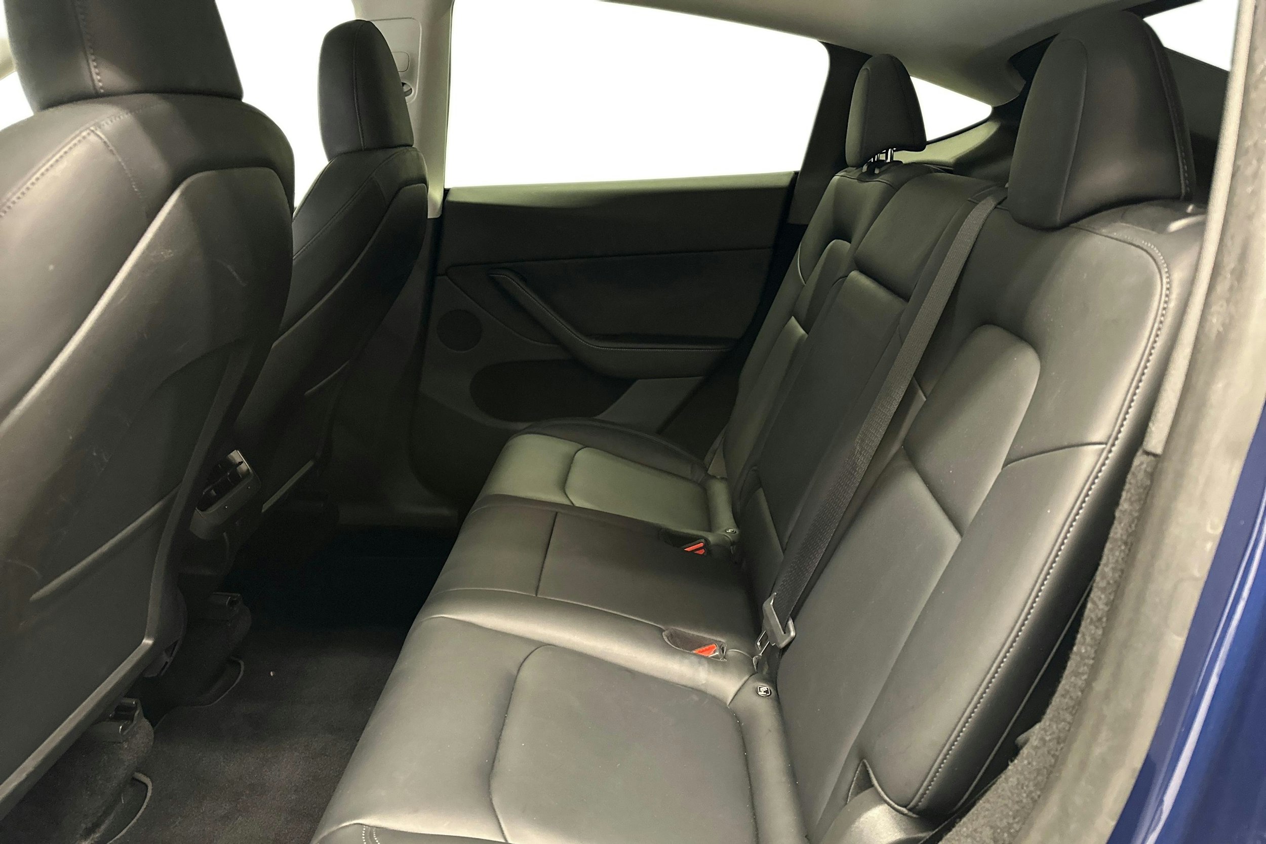 sininen Tesla Model Y 2023 kuva 10.