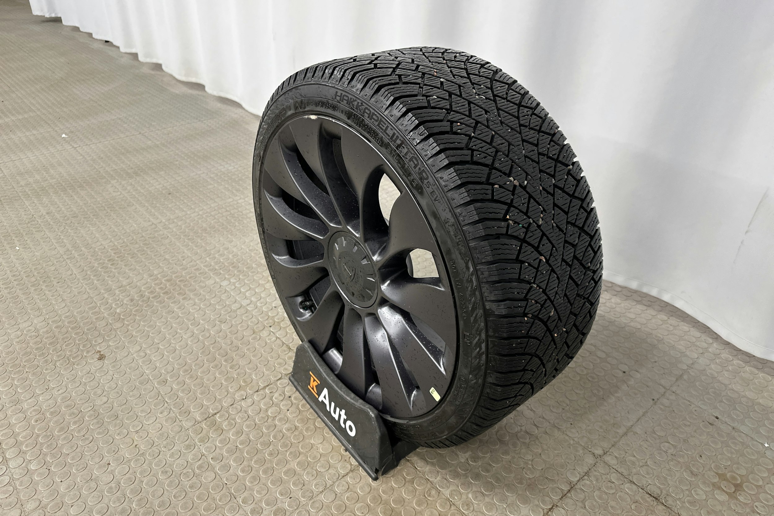 sininen Tesla Model Y 2023 kuva 13.