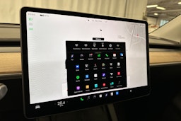 sininen Tesla Model Y 2023 kuva 15.