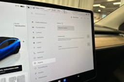 sininen Tesla Model Y 2023 kuva 17.