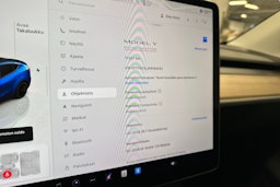 sininen Tesla Model Y 2023 kuva 18.