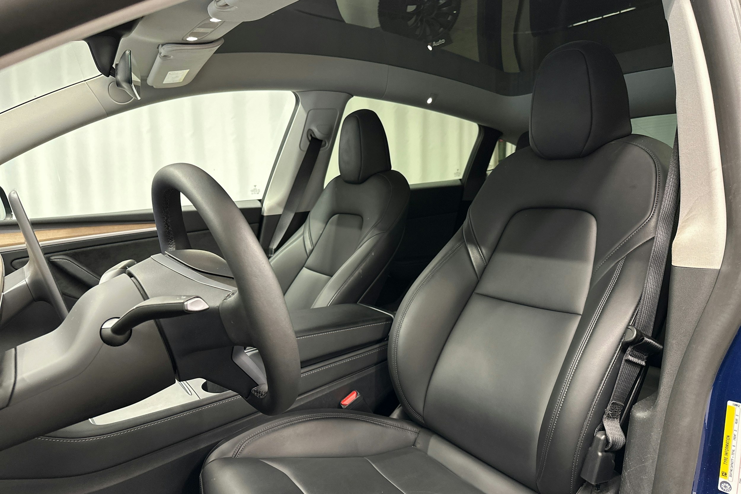 sininen Tesla Model Y 2023 kuva 23.