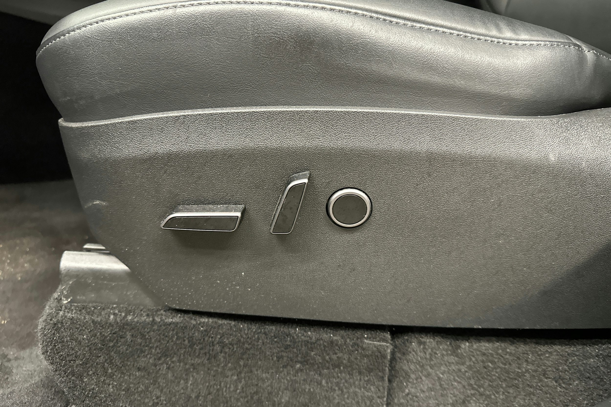 sininen Tesla Model Y 2023 kuva 24.