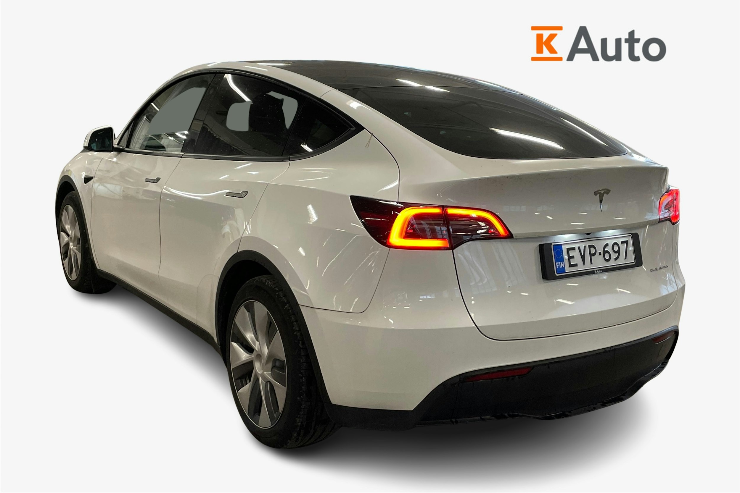 valkoinen Tesla Model Y 2023 kuva 2.