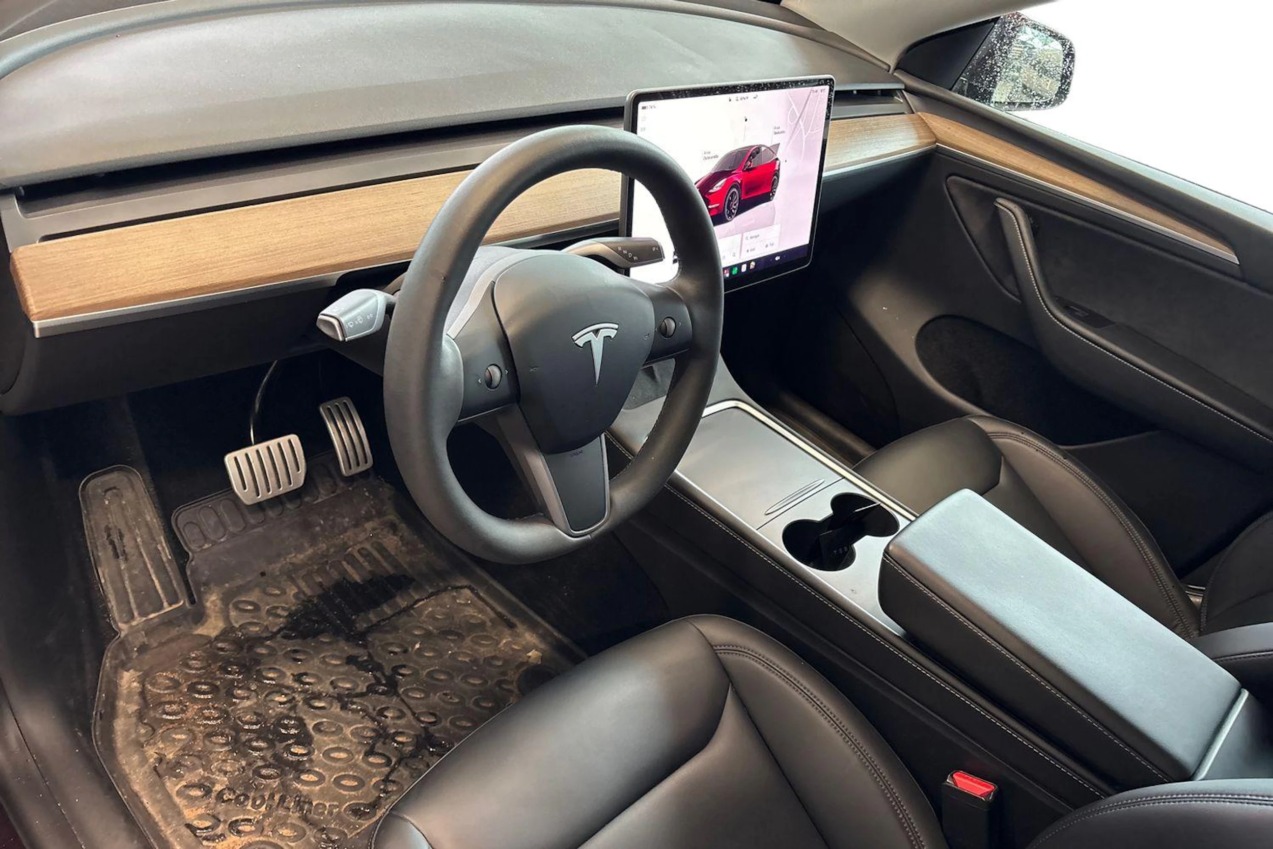 punainen Tesla Model Y 2023 kuva 3.