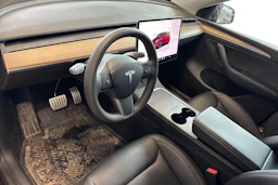 punainen Tesla Model Y 2023 kuva 3.
