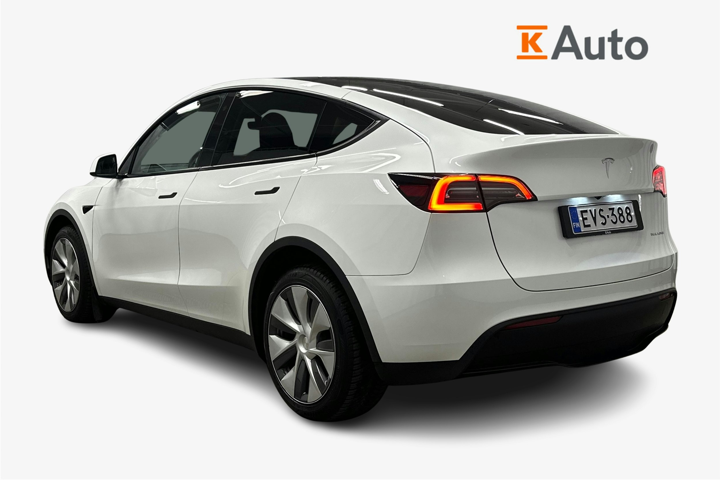 valkoinen Tesla Model Y 2023 kuva 2.