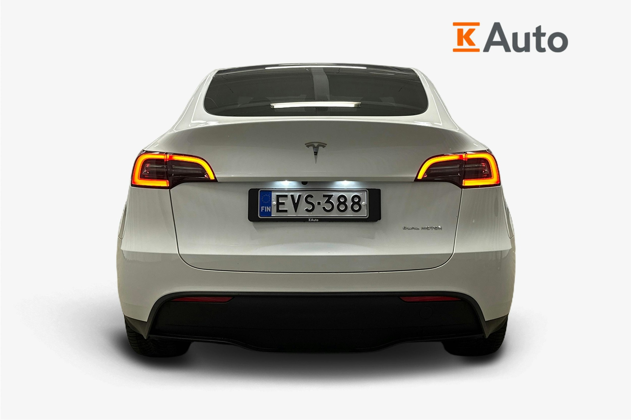 valkoinen Tesla Model Y 2023 kuva 3.