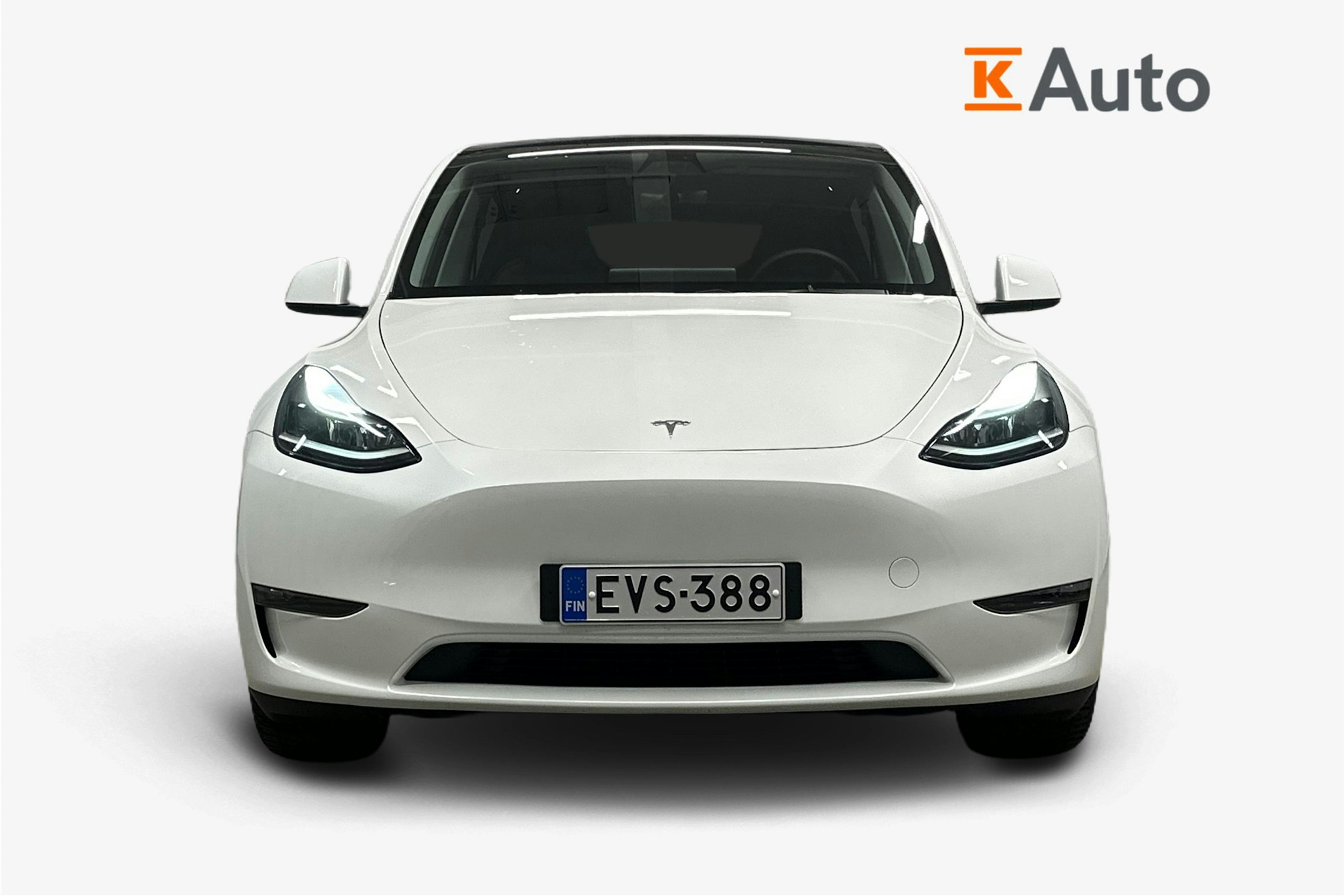 valkoinen Tesla Model Y 2023 kuva 5.