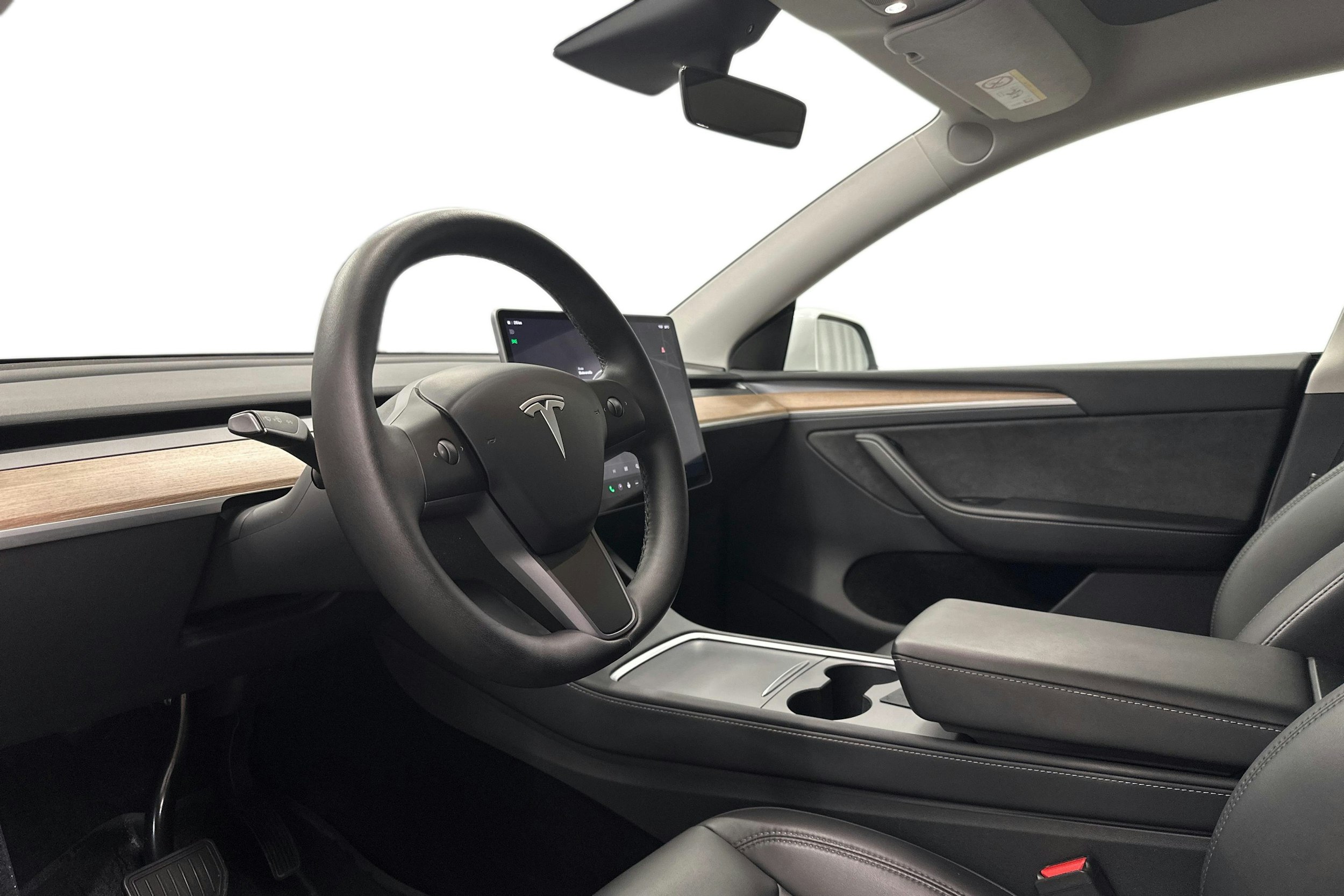 valkoinen Tesla Model Y 2023 kuva 7.
