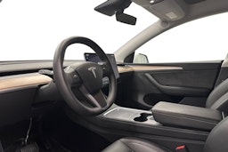 valkoinen Tesla Model Y 2023 kuva 7.