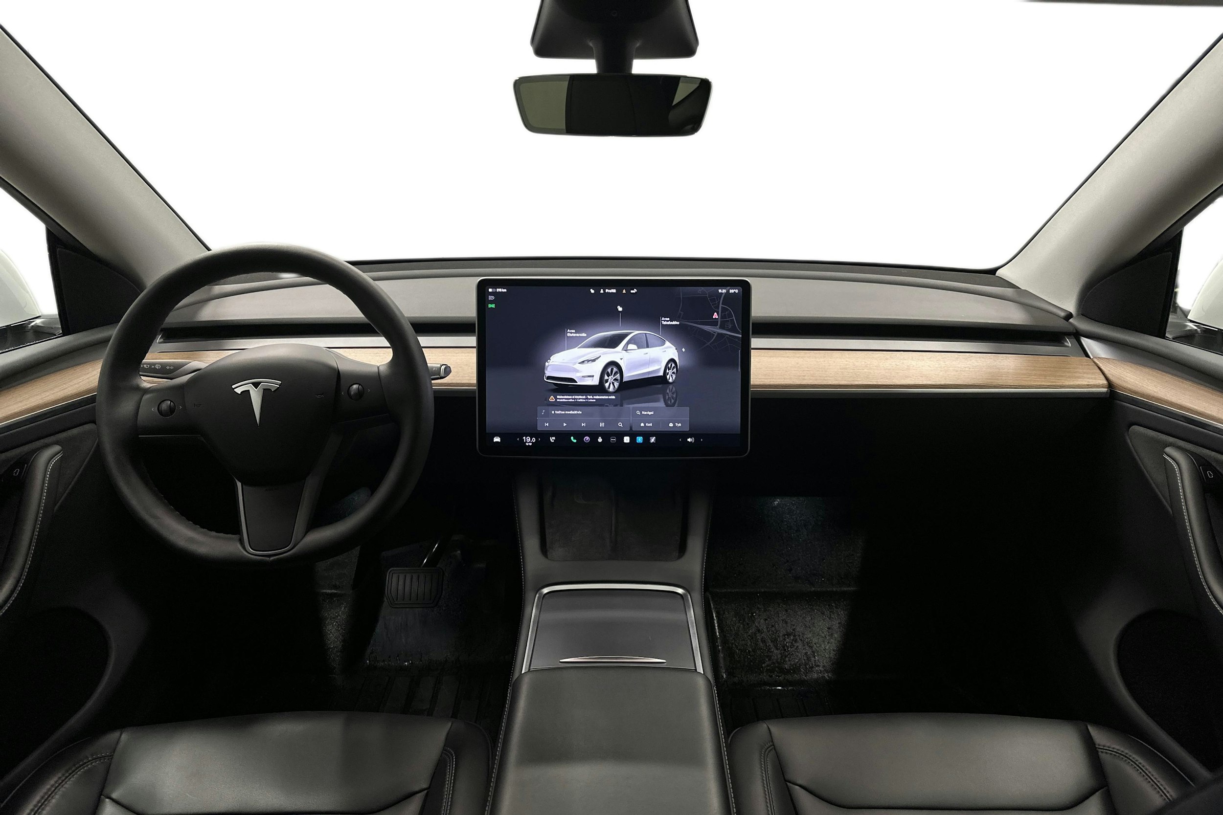 valkoinen Tesla Model Y 2023 kuva 9.