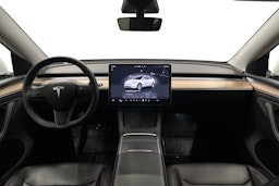 valkoinen Tesla Model Y 2023 kuva 9.