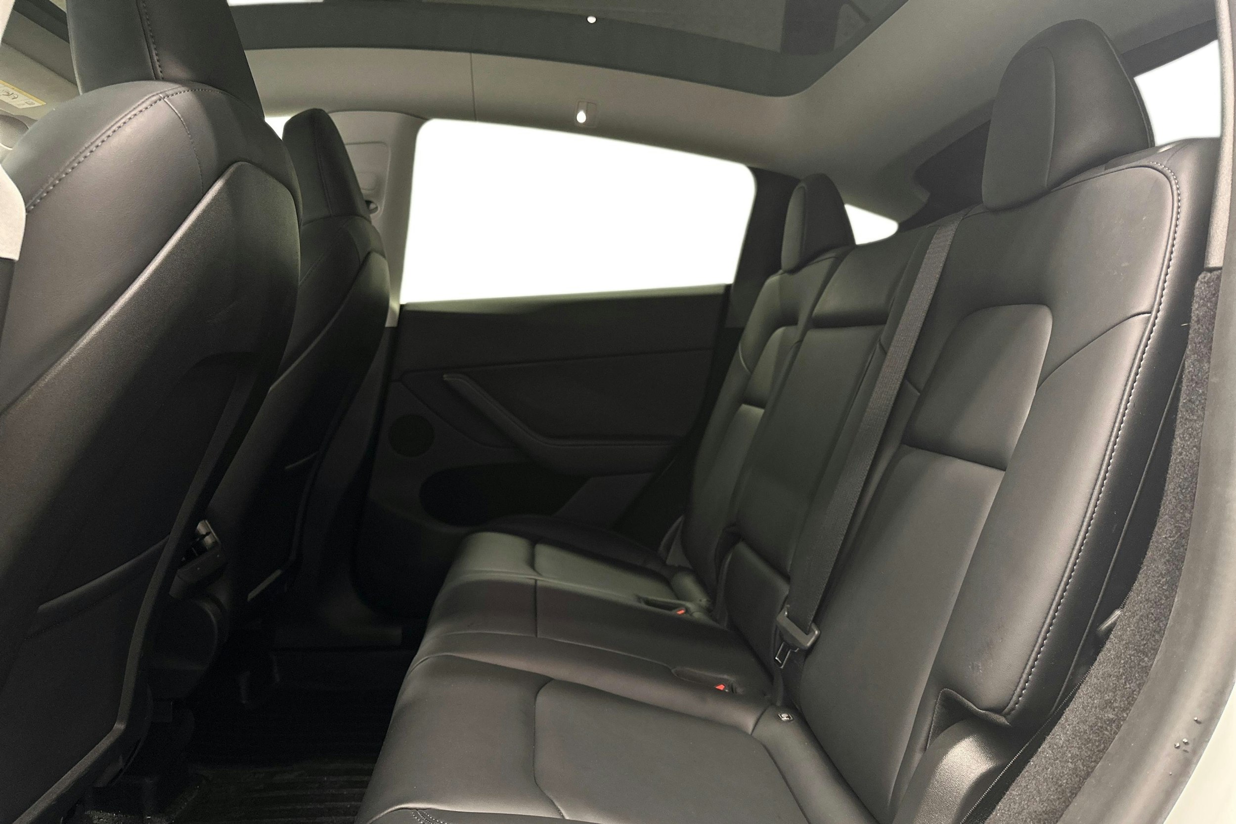 valkoinen Tesla Model Y 2023 kuva 10.
