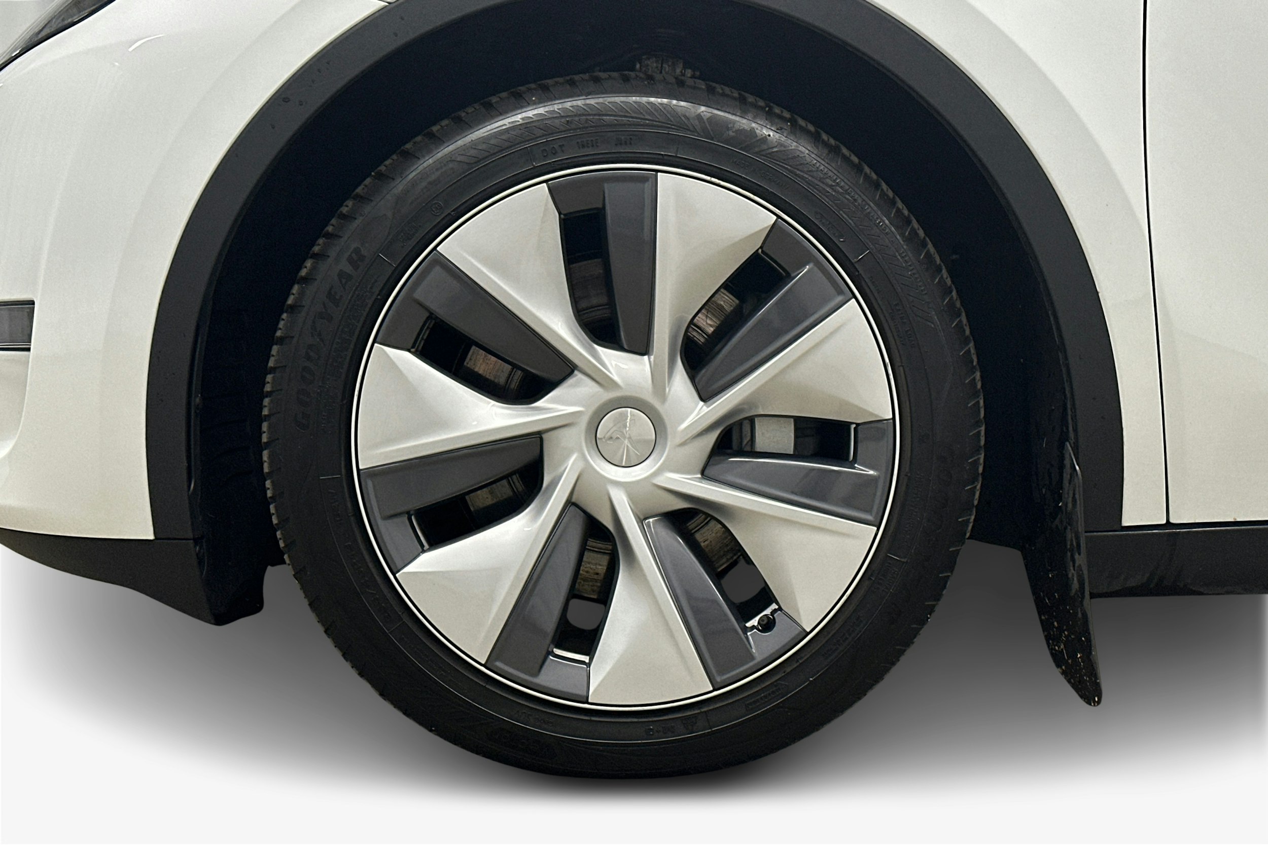 valkoinen Tesla Model Y 2023 kuva 11.