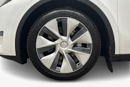 valkoinen Tesla Model Y 2023 kuva 11.