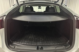 valkoinen Tesla Model Y 2023 kuva 14.