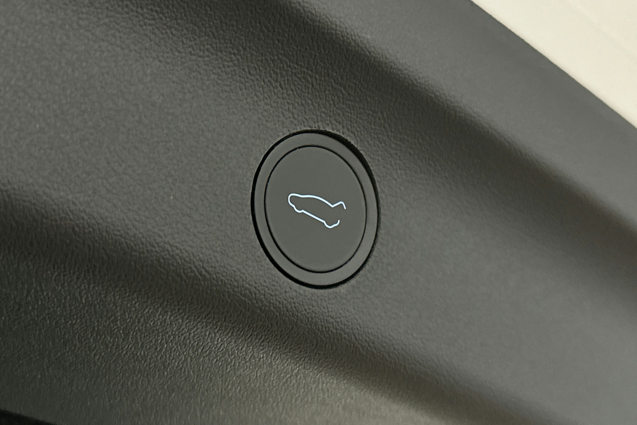 valkoinen Tesla Model Y 2023 kuva 15.