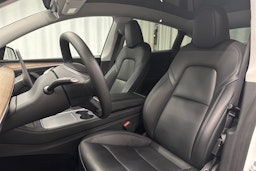 valkoinen Tesla Model Y 2023 kuva 16.