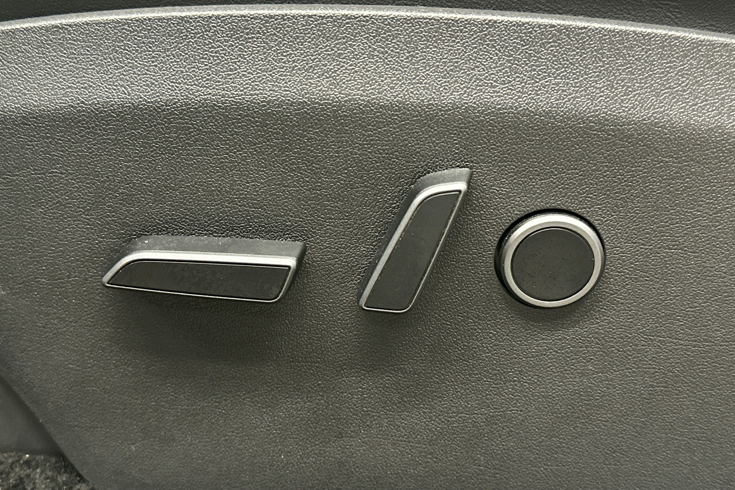 valkoinen Tesla Model Y 2023 kuva 17.