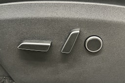 valkoinen Tesla Model Y 2023 kuva 17.