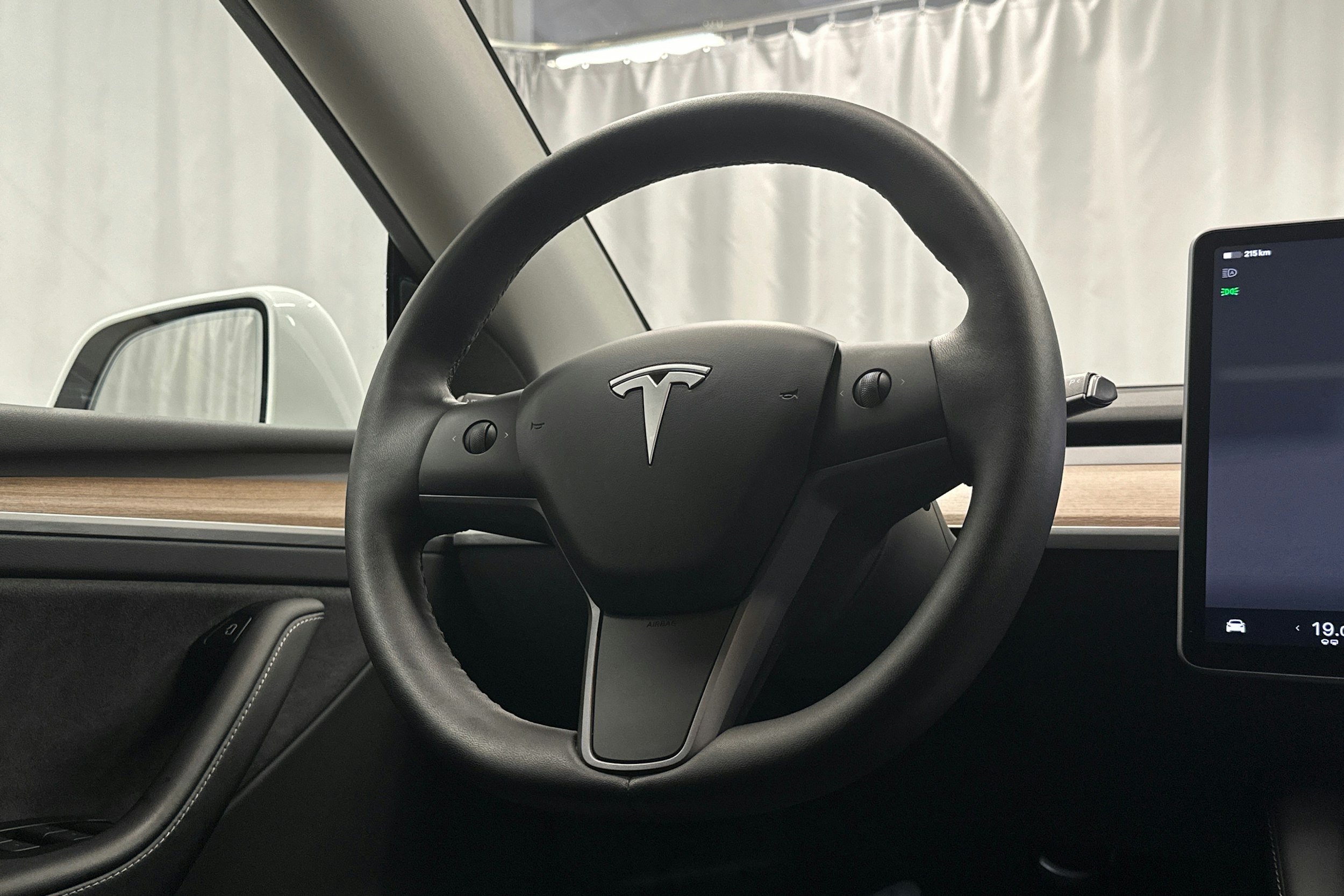 valkoinen Tesla Model Y 2023 kuva 18.