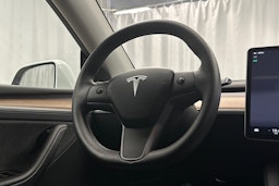 valkoinen Tesla Model Y 2023 kuva 18.