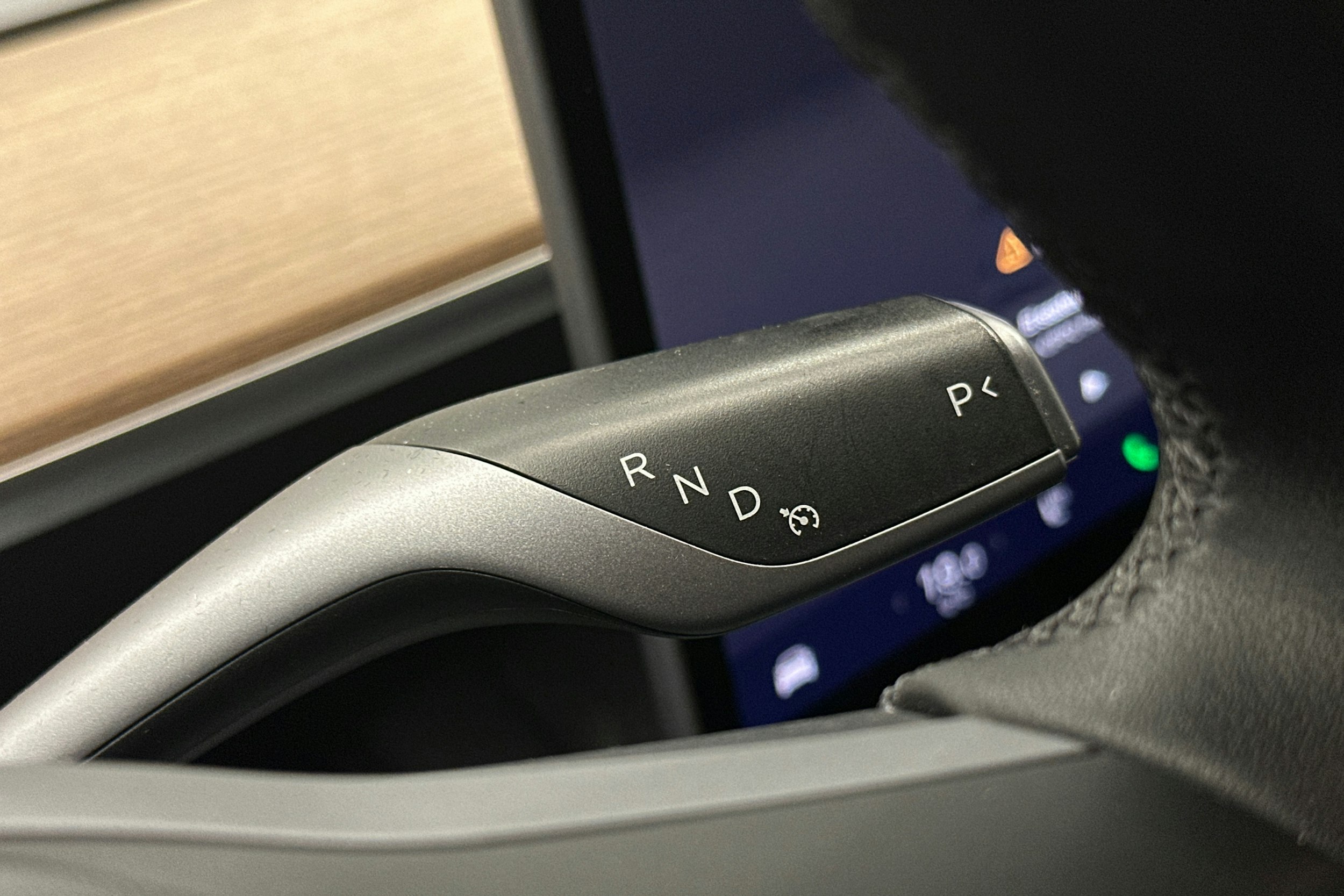 valkoinen Tesla Model Y 2023 kuva 19.