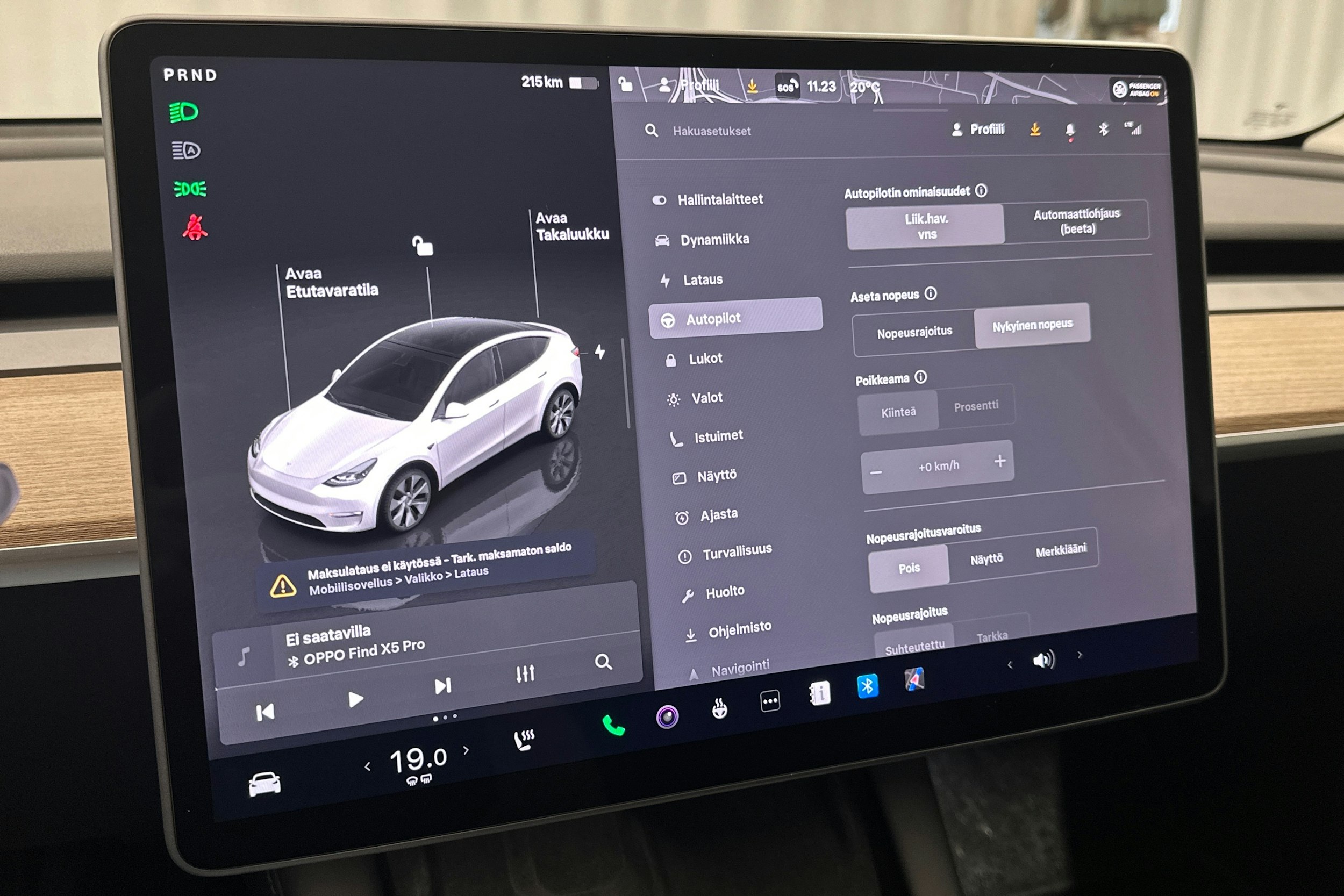 valkoinen Tesla Model Y 2023 kuva 21.