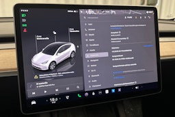 valkoinen Tesla Model Y 2023 kuva 24.