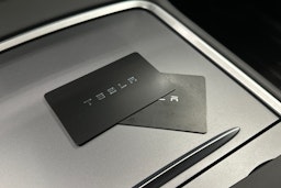 valkoinen Tesla Model Y 2023 kuva 27.