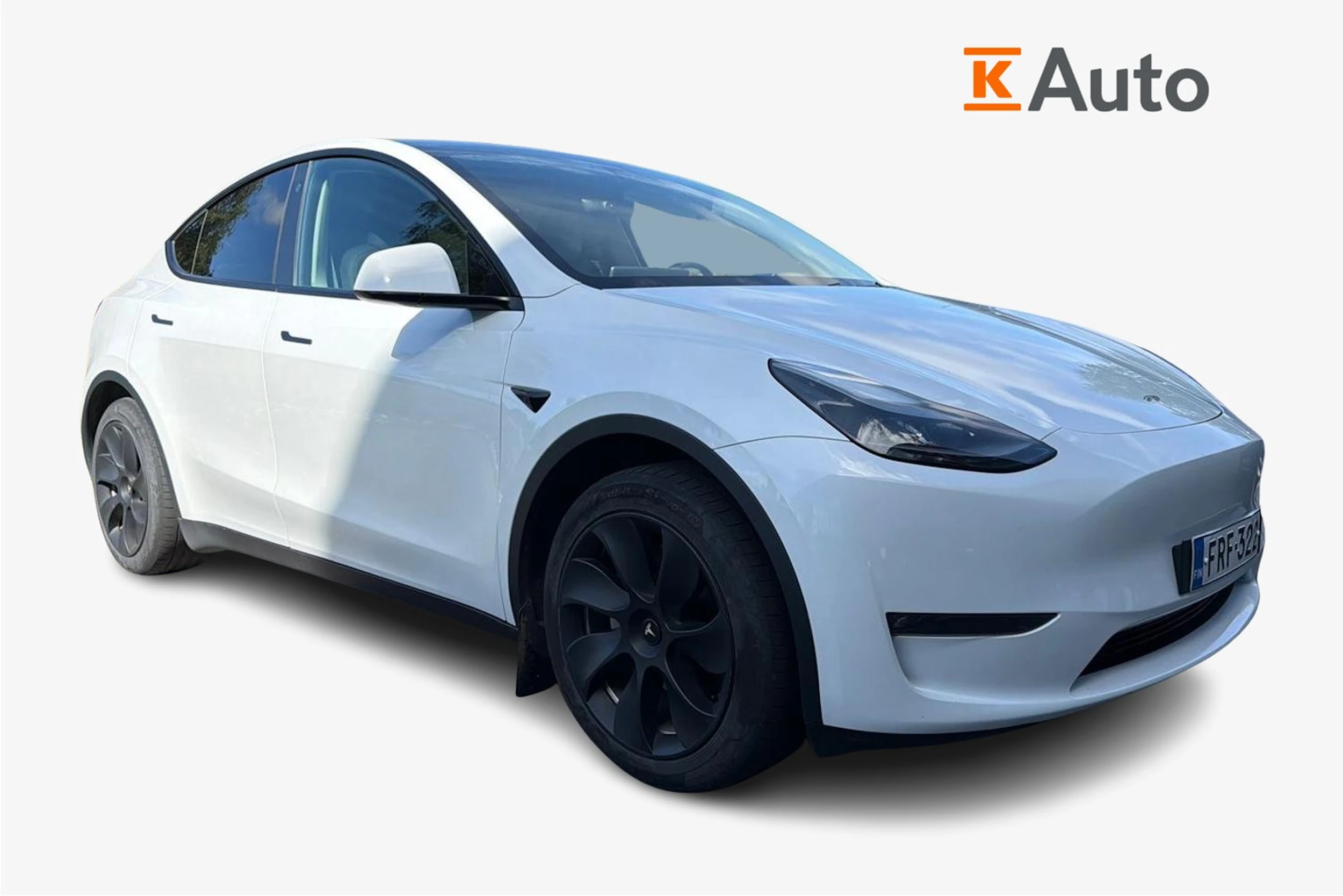 valkoinen Tesla Model Y 2023 kuva 1.