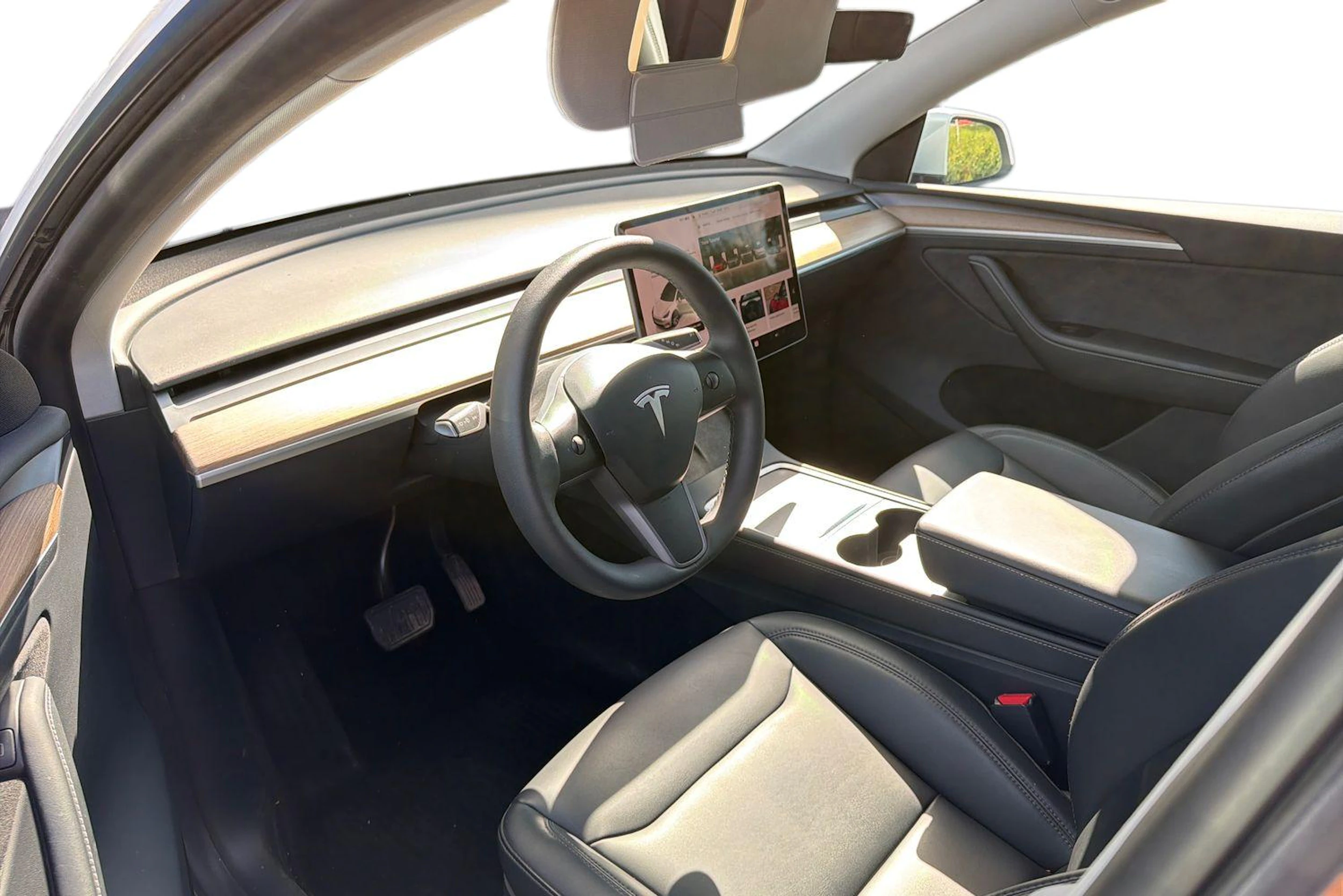 valkoinen Tesla Model Y 2023 kuva 3.