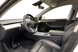 Valkoinen Tesla Model Y 2023 kuva 3.