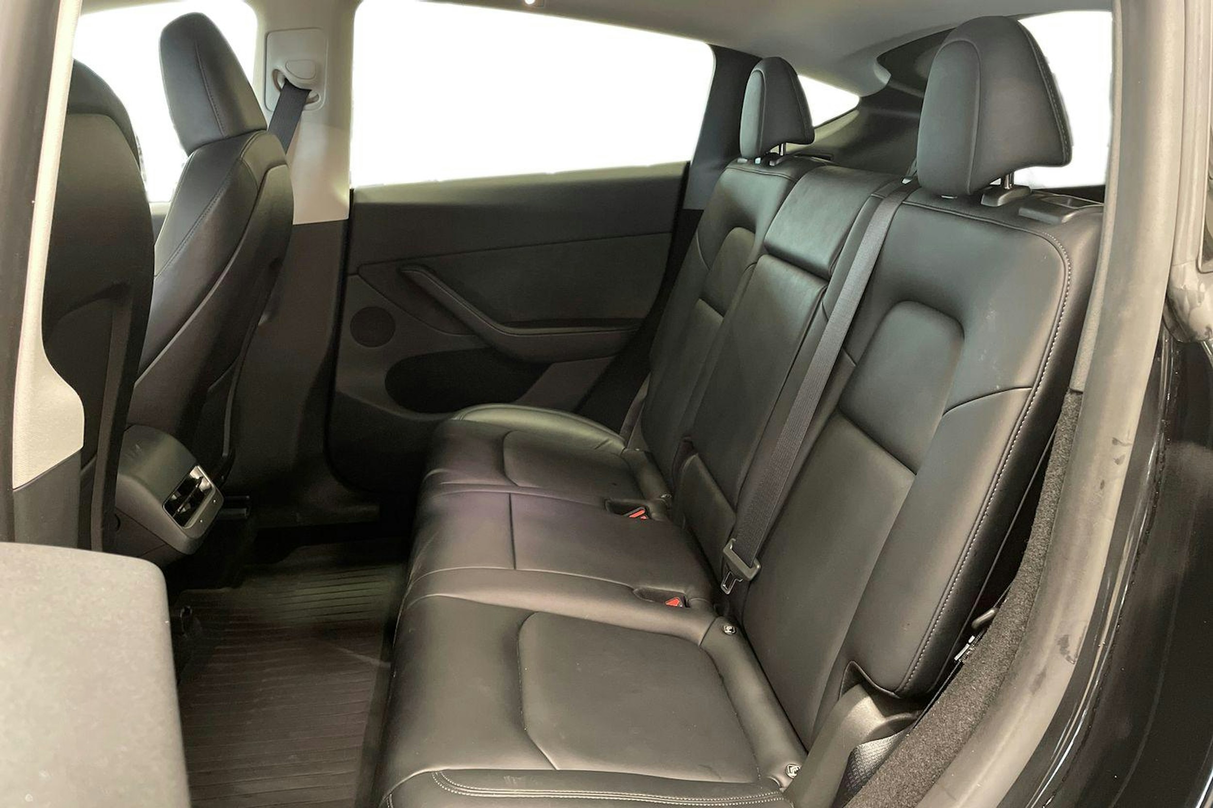 musta Tesla Model Y 2023 kuva 10.