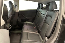 musta Tesla Model Y 2023 kuva 10.