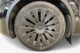 musta Tesla Model Y 2023 kuva 11.