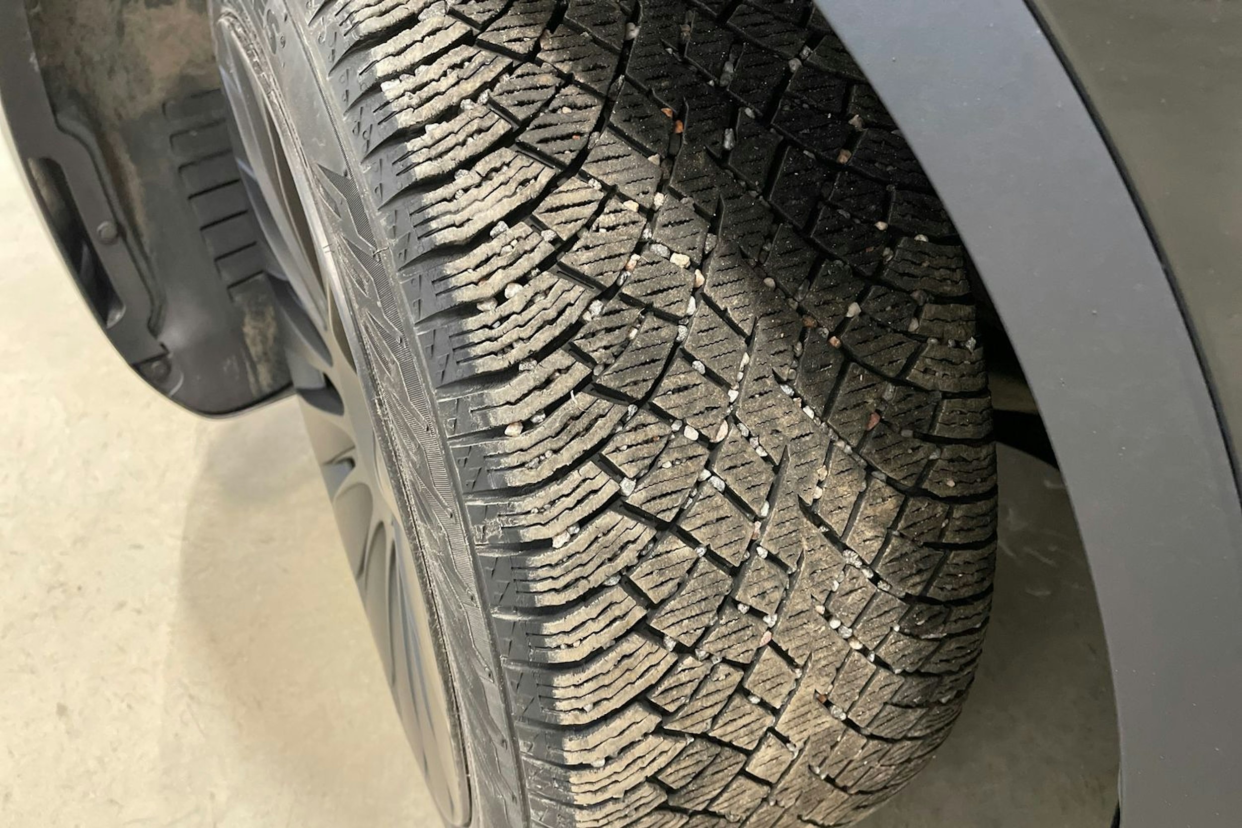 musta Tesla Model Y 2023 kuva 13.