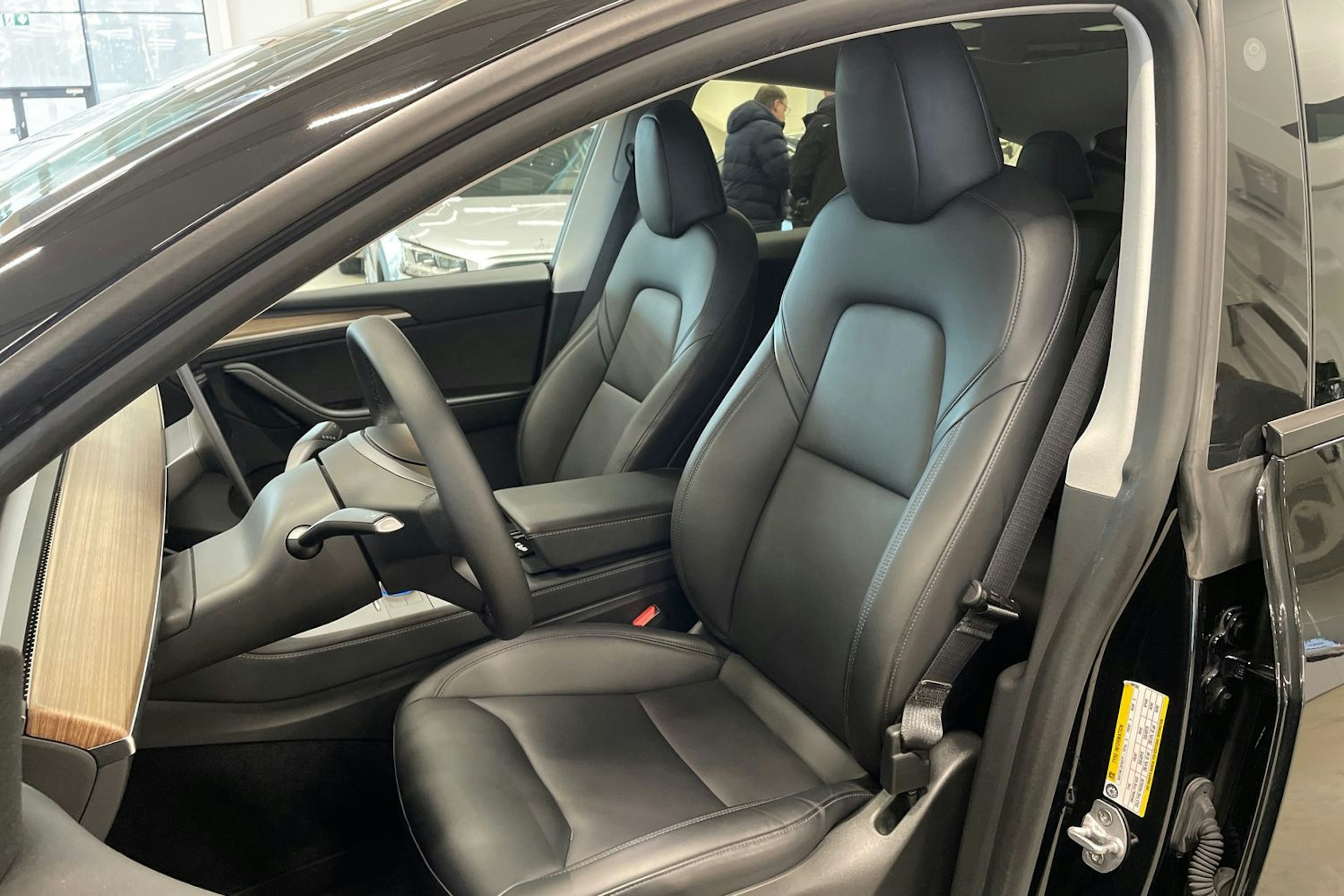 musta Tesla Model Y 2023 kuva 14.